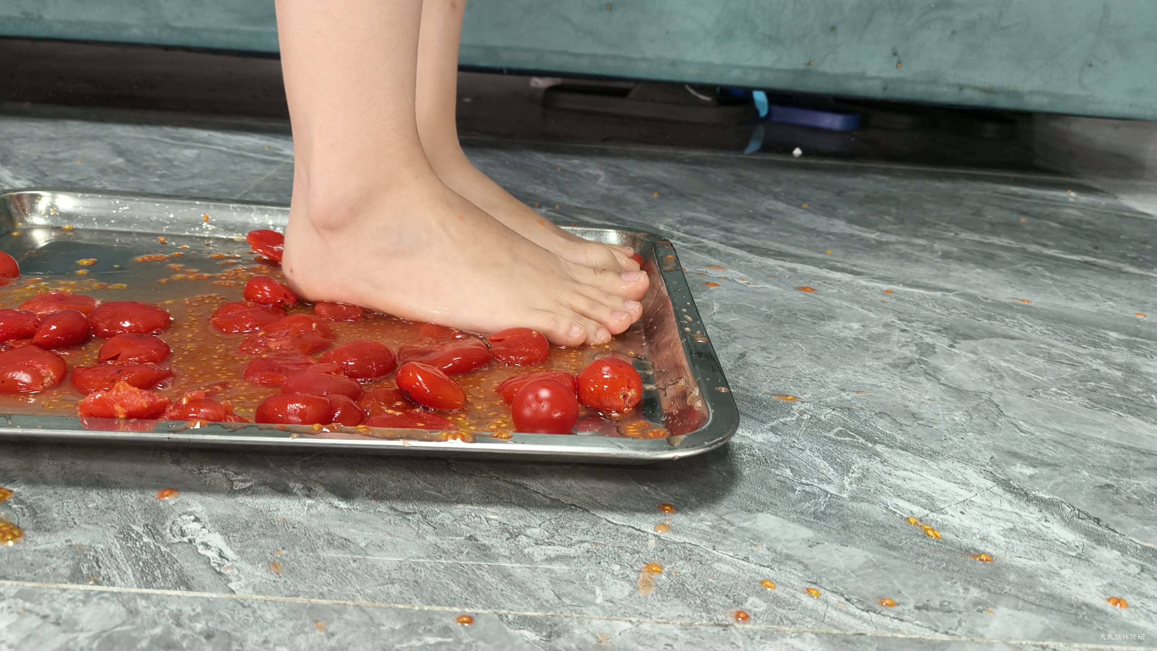 燕玲的美脚踩水果13分钟_screenshot_4_00h05m48.40s.jpg