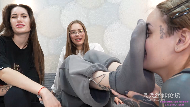 LICKING GIRLS FEET –[00_09_19][20251006-092850].png