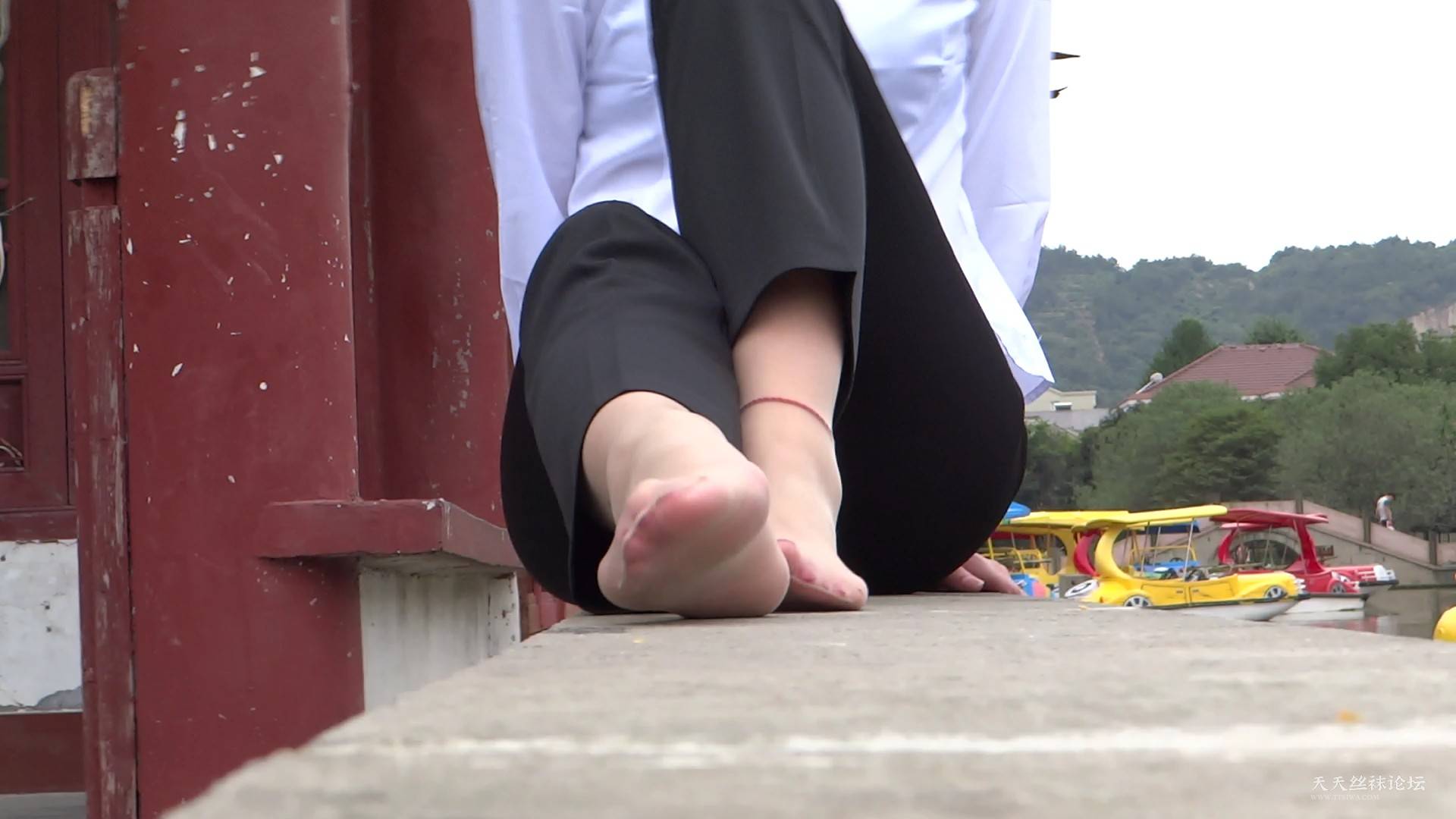 妍妍模拍系列之二十八：大胆扭动丝脚、展示丝足！！