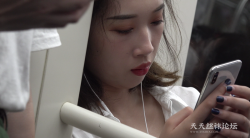 4K 地铁拍摄认真玩手机的小姐姐