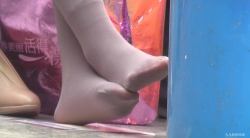 [丝足视频] 妹妹自己玩自己的灰色 丝 足 1080P