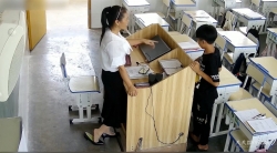 女老师上课脱鞋晒脚集锦023