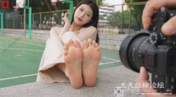 【裸足】气质美丽高挑的新来的大学老小雨坐在校园球场边拍摄裸足写真【4K；17:38】